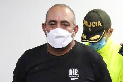 ARCHIVO - Dairo Antonio Úsuga David, alias "Otoniel", es escoltado y esposado en Bogotá, Colombia, el 23 de octubre de 2021