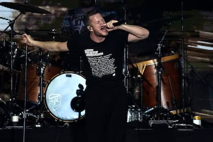 ARCHIVO - Dan Reynolds, de Imagine Dragons, canta en el concierto iHeartRadio ALTer EGO en Inglewood, California, el 15 de enero de 2022. (Foto AP/Chris Pizzello, archivo)