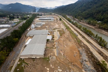 ARCHIVO – Daños causados por la inundación provocada por el huracán Helene alrededor de Impact Plastics en Erwin, Tennessee, el viernes 4 de octubre de 2024. (AP Foto/Jeff Roberson, Archivo)