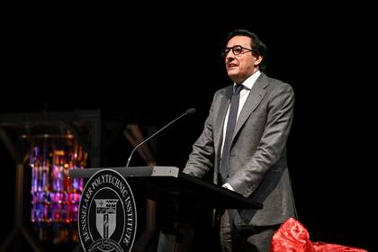 ARCHIVO - Darío Gil, vicepresidente senior y director de IBM Research, habla en el Instituto Politécnico Rensselaer, el 13 de octubre de 2023 en Troy, Nueva York (Hans Pennink/AP Images for Rensselaer Polytechnic Institute, Archivo)