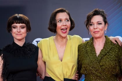 ARCHIVO - De izquierda a derecha, Jessie Buckley, Maggie Gyllenhaal y Olivia Colman durante el estreno de "The Lost Daughter" en el Festival de Cine de Londres, el 13 de octubre de 2021. (Foto por Vianney Le Caer/Invision/AP, Archivo)