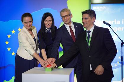 ARCHIVO - De izquierda a derecha: Yordanka Chobanova, jefa de la representación de la Comisión Europea en Bulgaria, Maria Gabriel, viceprimera ministra, Nikolay Denkov, primer ministro, Jesús Caballero, director general del aeropuerto de Sofía, pulsan el botón rojo durante una apertura oficial de las fronteras Schengen por vía aérea, en el aeropuerto de Sofía, Bulgaria, el domingo 31 de marzo de 2024. (AP foto/Valentina Petrova, archivo)