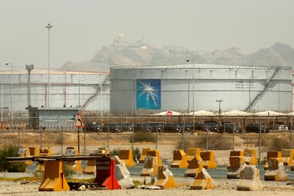 ARCHIVO - Depósitos de almacenaje de crudo se ven en la planta de North Jiddah, una instalación de Aramco, en Jiddah, Arabia Saudí, el 21 de marzo de 2021. (AP Foto/Amr Nabil, Archivo)