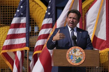 (Archivo) DeSantis derogó una ley que afecta a los migrantes estudiantes de universidades públicas
