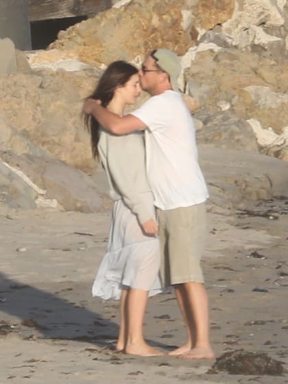 ARCHIVO-. DiCaprio y Morrone fueron fotografiados en Malibú, en mayo pasado.