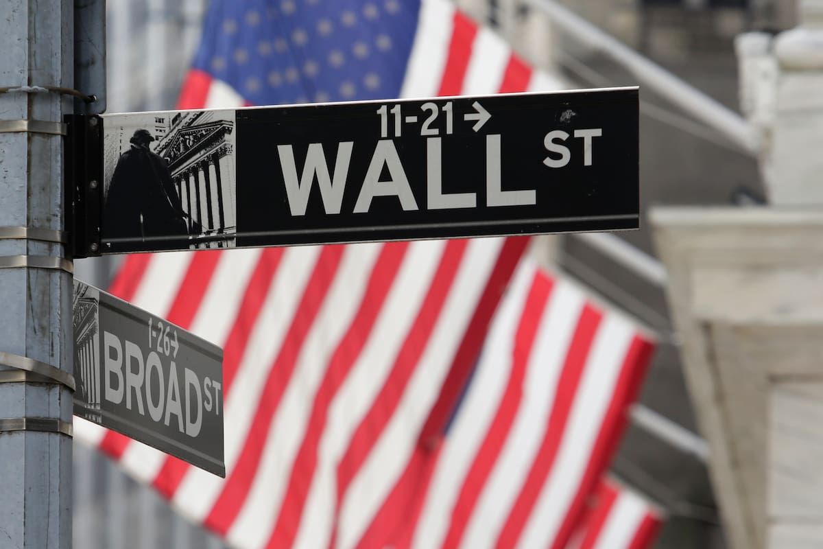 ARCHIVO - Dos letreros señalan la intersección de Broad y Wall Street cerca de la Bolsa de Valores, el 1 de octubre de 2024, en Nueva York. (AP Foto/Peter Morgan, archivo)