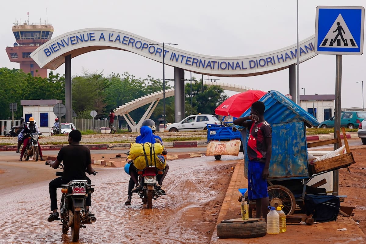 ARCHIVO - Dos motocicletas pasan frente a la entrada del aeropuerto el 8 de agosto de 2023, en Niame