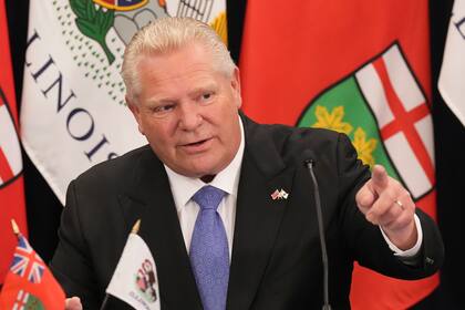 ARCHIVO - Doug Ford, primer ministro de la provincia canadiense de Ontario, participa en la firma de un memorando de entendimiento con el gobernador de Illinois, J.B. Pritzker, en la cumbre Estados Unidos-Canadá el 11 de junio de 2024, en Toronto, Canadá. (Chris Young /The Canadian Press vía AP, archivo)