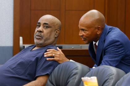 ARCHIVO - Duane "Keffe D" Davis, izquierda, acusado de orquestar el asesinato en 1996 del ícono del hip hop Tupac Shakur, escucha a su abogado Carl Arnold durante una audiencia en el Centro de Justicia Regional, el 23 de julio de 2024, en Las Vegas. (Bizuayehu Tesfaye/Las Vegas Review-Journal vía AP, archivo)