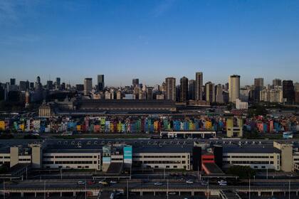 Archivo - Edificios residenciales cubiertos de color en Barrio 31, un vecindario de clase trabajadora en el centro de Buenos Aires, Argentina, 20 de septiembre de 2024. (AP Foto/Natacha Pisarenko, Archivo)