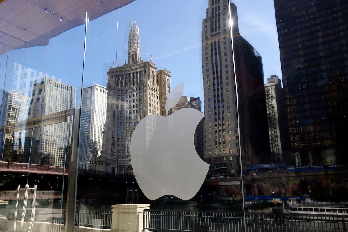 ARCHIVO - Edificios se reflejan detrás del logo de una tienda de Apple, en el centro de Chicago, el 19 de octubre de 2017. (AP Foto/Kiichiro Sato, archivo)