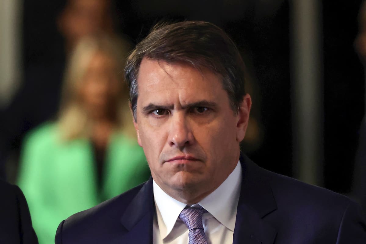 ARCHIVO - El abogado Todd Blanche escucha mientras su cliente, el expresidente Donald Trump, habla a su llegada a la corte penal de Manhattan durante las deliberaciones del jurado en su juicio por cargos relacionados con pagos para ocultar información comprometedora, en Nueva York, el 30 de mayo de 2024. (Michael M. Santiago/Foto de Archivo vía AP, Archivo)