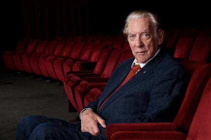 ARCHIVO - El actor Donald Sutherland en la Academia de Artes y Ciencias Cinematográficas en Beverly Hills, California, el 13 de octubre de 2017. Sutherland, el imponente actor canadiense de "M.A.S.H." y "The Hunger Games", ha muerto a los 88 años. (Foto Chris Pizzello/Invision/AP, archivo
