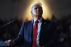 Archivo.- El ahora presidente electo Donald Trump ve un video en una pantalla durante un evento en el centro cívico de Salem, Virginia, el sábado 2 de noviembre de 2024 (AP Foto/Evan Vucci)