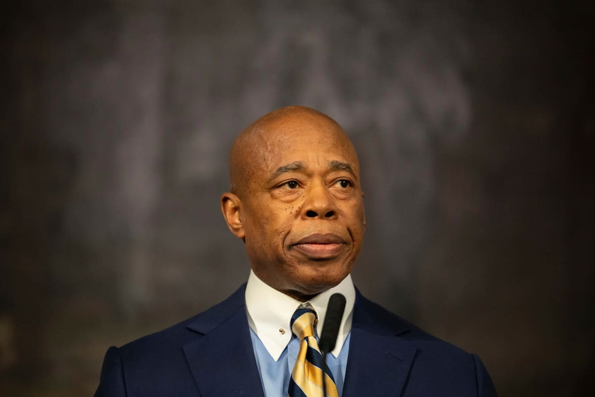 Archivo.- El alcalde de la Ciudad de Nueva York, Eric Adams, habla durante una conferencia de prensa en el Ayuntamiento después de una reunión con el "zar fronterizo" entrante del presidente electo Donald Trump, Tom Homan, el jueves 12 de diciembre de 2024, en Nueva York