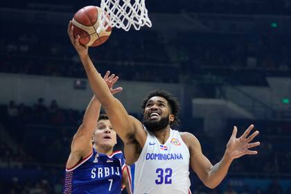 ARCHIVO - El alero dominicano Karl-Anthony Towns busca encestar delante del base serbio Bogdan Bogdanovic, durante un partido del Mundial en Manila, el domingo 3 de septiembre de 2023 (AP Foto/Aaron Favila, archivo)