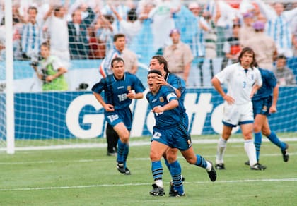 ARCHIVO - El argentino Diego Maradona (10) recibe un abrazo de su compañero Fernando Redondo tras marcar un gol contra Grecia durante un partido de la primera ronda del Grupo D del Mundial de fútbol, el martes 21 de junio de 1994, en Foxborough, Massachusetts. (Foto AP/Charles Krupa, archivo)