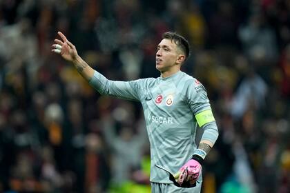 ARCHIVO - El arquero uruguayo de Galatasaray Fernando Muslera tras un partido de la Europa League contra Sparta Praga, el 15 de febrero de 2024, en Estambul. (AP Foto/Francisco Seco)