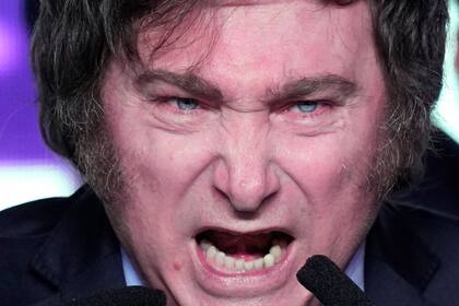 ARCHIVO - El aspirante presidencial Javier Milei, de la coalición La Libertad Avanza, se dirige a sus partidarios en la sede de su campaña después del cierre de los colegios electorales para las elecciones primarias en Buenos Aires, Argentina, el domingo 13 de agosto de 2023. (AP Foto/Natacha Pisarenko, Archivo)