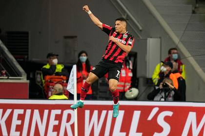 ARCHIVO - El brasileño Paulinho del Bayer Leverkusen festeja tras anotar el gol inicial del partido contra el Eintracht Frankfurt el lunes 2 de mayo de 2022, en Leverkusen, Alemania. (AP Foto/Martin Meissner, archivo)