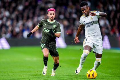 ARCHIVO - El brasileño Yan Couto (izquierda), del Girona, marca a su compatriota Vinicius Junior, del Real Madrid, durante un partido de La Liga española, el sábado 10 de febrero de 2204 (AP Foto/Manu Fernandez, archivo)