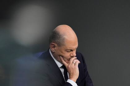 ARCHIVO - El canciller alemán Olaf Scholz asiste al debate después de su discurso en el Bundestag, Berlín, 19 de octubre de 2023. El canciller Olaf Scholz dice que Alemania debe empezar a deportar "en gran escala" a los migrantes que no tienen derecho a permanecer en el país. (AP Foto/Markus Schreiber)