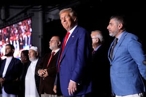 ARCHIVO - El candidato presidencial republicano Donald Trump, centro, durante un mitin de campaña en Novi, Michigan, el 26 de octubre de 2024. (AP Foto/Alex Brandon, Archivo)