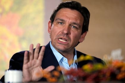 Archivo.- El candidato presidencial republicano, el gobernador de Florida, Ron DeSantis, habla durante el Foro Familiar de Acción de Gracias de Líderes de la Familia, el 17 de noviembre de 2023, en Des Moines, Iowa