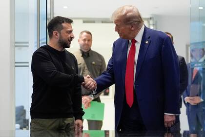 ARCHIVO - El candidato presidencial republicano, el expresidente Donald Trump, y el presidente de Ucrania, Volodymyr Zelenskyy, se dan la mano durante su reunión en la Trump Tower, el 27 de septiembre de 2024, en Nueva York. (AP Foto/Julia Demaree Nikhinson, Archivo)