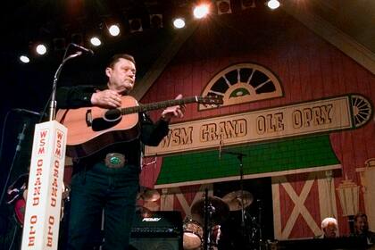 ARCHIVO - El cantante de música country Stonewall Jackson actúa en el escenario del Auditorio Ryman en Nashville, Tennesse, durante el regreso del programa Grand Ole Opry a su antigua casa, el 15 de enero de 1999. (AP Foto/Mark Humphrey, Archivo)