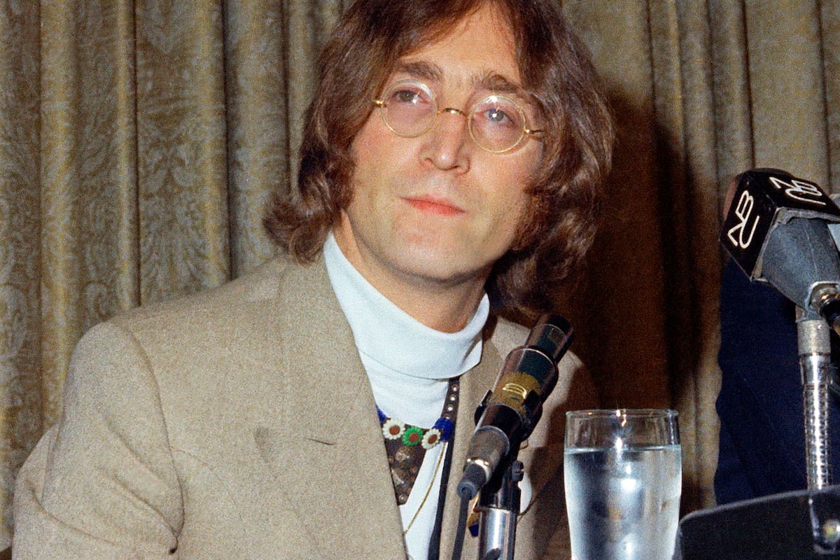 ARCHIVO - El cantante John Lennon aparece durante una conferencia de prensa en el Hotel Americana el 13 de mayo de 1968 en Nueva York. La emisora estatal polaca suspendió el sábado 27 de julio de 2024 a un periodista de televisión que durante la ceremonia de apertura de los Juegos Olímpicos reaccionó a una interpretación de "Imagine" de John Lennon diciendo que era una "visión del comunismo". (Foto AP, archivo)