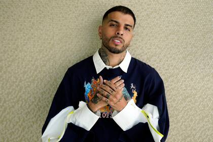 ARCHIVO - El cantante y rapero Rauw Alejandro posa para un retrato en el Hotel Aria de Las Vegas el 18 de noviembre de 2021. (Foto AP/Chris Pizzello, archivo)