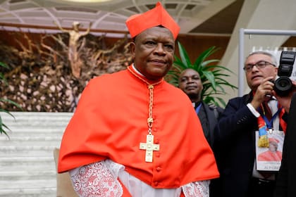 ARCHIVO - El cardenal Fridolin Among Besungu parte luego de recibir el capelo cardenalicio de manos del papa Francisco en la Basílica de San Pedro, Vaticano, 5 de octubre de 2019. En la mayor censura que haya recibido el papa Francisco hasta el momento, los obispos católicos de África y Madagascar el jueves 11 de enero de 2024 emitieron un comunicado en el cual se niegan a acatar su declaración que permite a los sacerdotes bendecir a las parejas de personas del mismo sexo y aseveran que esas uniones con “contrarias a la voluntad de Dios”. (AP Foto/Andrew Medichini)