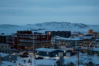 ARCHIVO - El centro de Iqaluit, Nunavut, Canadá, es visto tras el ocaso de las 2 pm el 24 de noviembre del 2020.  En sus extensos viajes, el papa Francisco nunca ha viajado más al norte que Iqaluit, la capital del territorio canadiense de Nunavut, gobernado por los inuit. El viernes, será la última escala de su visita de seis días a Canadá.(Emma Tranter/The Canadian Press via AP, File)