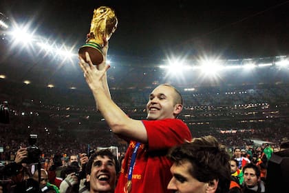 ARCHIVO - El centrocampista español Andrés Iniesta alza el trofeo de la Copa del Mundo tras la victoria ante Holanda en la final, el 11 de julio de 2010, en Johannesburgo. (AP Foto/Bernat Armangue)