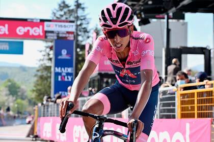 ARCHIVO - El ciclista colombiano Egan Bernal tras completar la 17ma etapa del Giro de Italia, en Sega Di Ala, el 26 de mayo de 2021. (Marco Alpozzi/LaPresse vía AP)