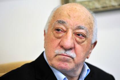 ARCHIVO - El clérigo turco Fethullah Gulen habla a los miembros de los medios en su complejo en Saylorsburg, Pensilvania, en julio de 2016. (AP foto/Chris Post, archivo)