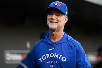 ARCHIVO - El coach de los Azulejos de Toronto Don Mattingly (23) sonríe previo a un juego contra los Orioles de Baltimore, el 13 de mayo de 2024, en Baltimore. (AP Foto/Nick Wass)