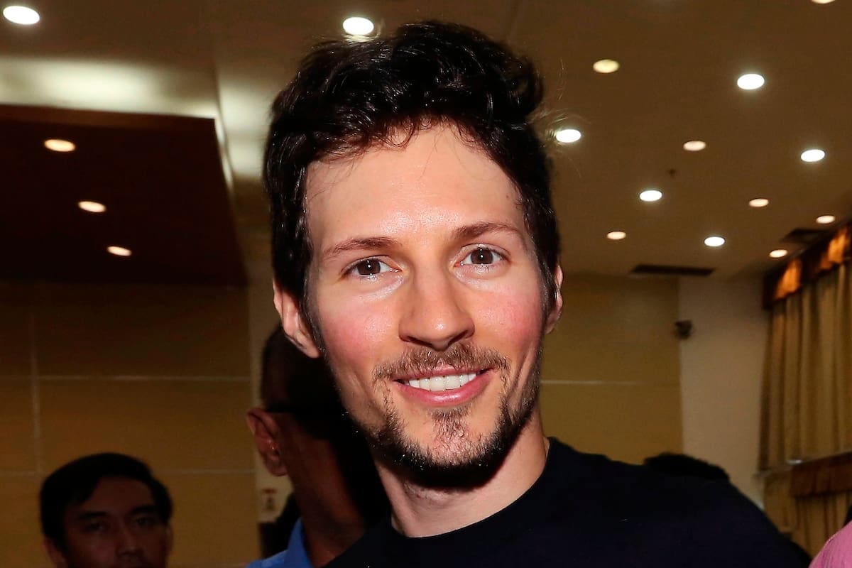 ARCHIVO - El cofundador de Telegram Pavel Durov sonríe tras su reunión con el ministro indonesio de Comunicación e Información, Rudiantara, en Yakarta, Indonesia, el 1 de agosto de 2017. (AP Foto/Tatan Syuflana, Archivo)