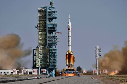 ARCHIVO - El cohete Long March 2F de China, que transporta a tres astronautas para la misión espacial tripulada Shenzhou 20, despega del Centro de Lanzamiento de Satélites de Jiuquan, en Jiuquan, noroeste de China, el 24 de abril de 2025. (AP Foto/Andy Wong, archivo)