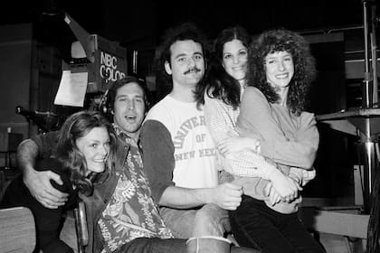 ARCHIVO - El comediante Chevy Chase, segundo de izquierda a derecha, con el elenco de "Saturday Night Live" de NBC, con Laraine Newman, de derecha a izquierda, Gilda Radner, Bill Murray y Jane Curtin el 16 de febrero de 1978 en Nueva York. (Foto AP/Marty Lederhandler, archivo)