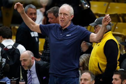 ARCHIVO - El comentarista y retirado jugador de baloncesto Bill Walton durante un partido de la NCAA, el 2 de enero de 2020, en Boulder, Colorado. Walton ha fallecido. Tenía 71 años. (AP Foto/David Zalubowski)