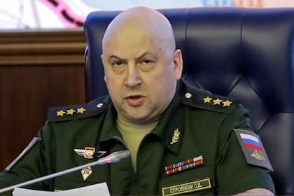 ARCHIVO - El coronel general Serguei Surovikin, comandante de las fuerzas rusas en Siria, habla en una reunión en el Ministerio de Defensa en Moscú, 9 de junio de 2017. El presidente ruso ha logrado enviar al exilio al jefe de Wagner, Yevgeny Prigozhin, que encabezó un motín efímero la semana pasada, pero la suerte de varios generales no está clara. (AP Foto/Pavel Golovkin, File)