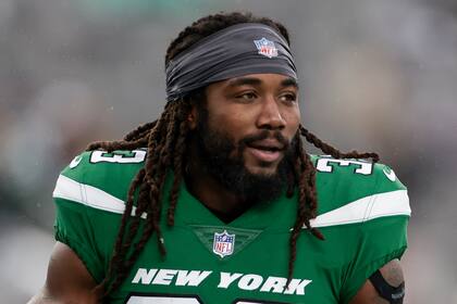 ARCHIVO - El corredor de los Jets de Nueva York Dalvin Cook (33) calienta antes de jugar contra los Falcons de Atlanta en un partido de fútbol americano de la NFL, el domingo 3 de diciembre de 2023, en East Rutherford, Nueva Jersey (AP Foto/Adam Hunger, Archivo)