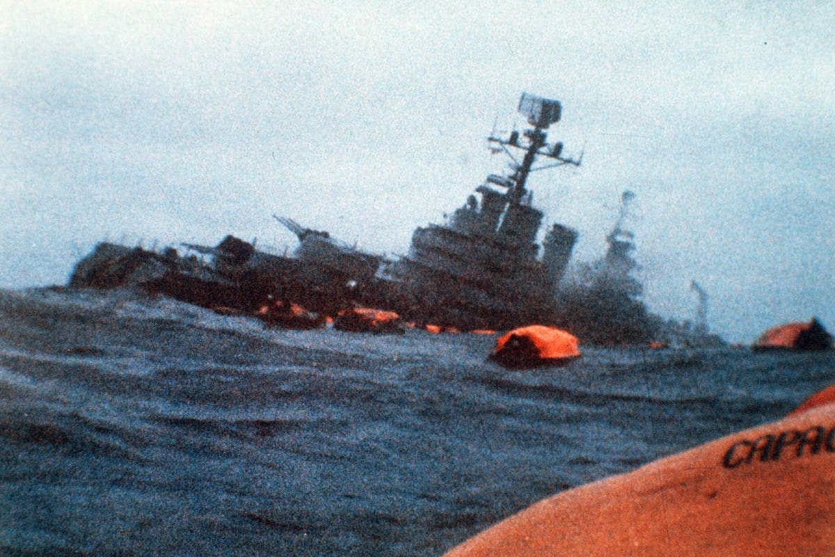 ARCHIVO - El crucero argentino General Belgrano se hunde en medio de botes salvavidas con sobrevivientes en el Atlántico Sur, 1 de mayo de 1982, después de ser torpedeado por la marina británica. El gobierno británico deploró el jueves 20 de julio de 2023 que la Unión Europea llamara a las islas Falkland, gobernadas por Gran Bretaña, islas Malvinas, el nombre preferido por la Argentina. Una declaración de la cumbre UE-Latinoamérica el martes se refirió al archipiélago en el Atlántico Sur como "Islas Malvinas/Falkland Islands". Argentina, que reclama la soberanía sobre las islas, lo consideró un triunfo diplomático. (AP Foto, File)