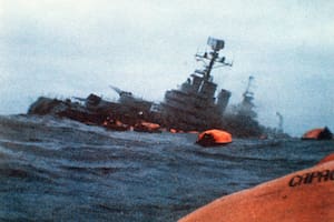 ARCHIVO - El crucero argentino General Belgrano se hunde en medio de botes salvavidas con sobrevivientes en el Atlántico Sur, 1 de mayo de 1982, después de ser torpedeado por la marina británica. El gobierno británico deploró el jueves 20 de julio de 2023 que la Unión Europea llamara a las islas Falkland, gobernadas por Gran Bretaña, islas Malvinas, el nombre preferido por la Argentina. Una declaración de la cumbre UE-Latinoamérica el martes se refirió al archipiélago en el Atlántico Sur como "Islas Malvinas/Falkland Islands". Argentina, que reclama la soberanía sobre las islas, lo consideró un triunfo diplomático. (AP Foto, File)
