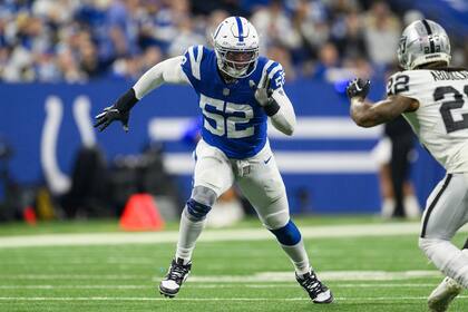 ARCHIVO - El defensive end de los Colts de Indianápolis, Samson Ebukam (52) corre por la esquina durante un juego de NFL ante los Raiders de Las Vegas, el 31 de diciembre de 2023, en Indianápolis. (AP Foto/Zach Bolinger, Archivo)