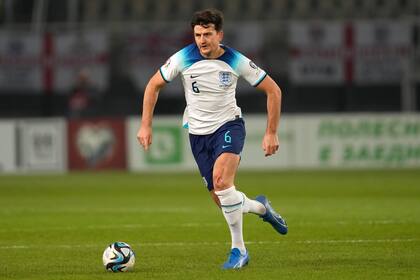 ARCHIVO - El defensor inglés Harry Maguire durante el partido contra Macedonia del Norte por las eliminatorias de la Euro 2024, en Skopje. (AP Foto/Darko Vojinovic)