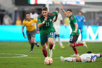 ARCHIVO - El delantero mexicano Santiago Giménez gambetea para marcar un gol ante Panamá en la final de la Copa Oro de la CONCACAF, el 16 de julio de 2023, en Inglewood, California. (AP Foto/Mark J. Terrill)
