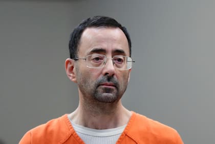 ARCHIVO - El desacreditado médico deportivo Larry Nassar durante una audiencia el 22 de noviembre de 2017, en Lansing, Michigan. (AP Foto/Paul Sancya, Archivo)
